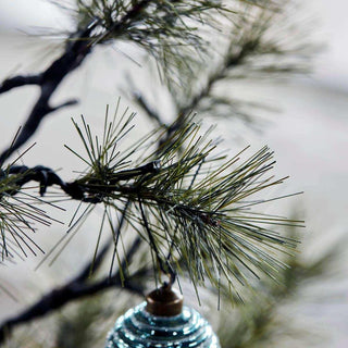 Kerstboom Peuce natuur 180cm van House Doctor, van dichtbij met materiaal en textuur zichtbaar