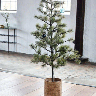Kerstboom Peuce natuur 180cm van House Doctor, toegepast in een sfeervolle interieursetting