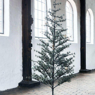 Kerstboom Pin natuur 220cm van House Doctor, in een culinaire keukenopstelling