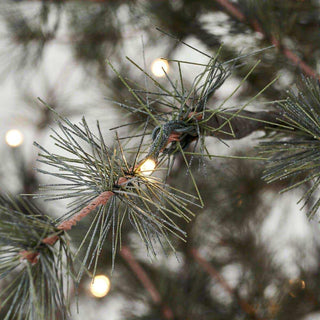 Kerstboom Pin natuur 220cm van House Doctor, van opzij met zicht op vorm en constructie