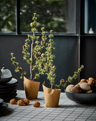 Kerstboom Stay groen 40cm van House Doctor, toegepast in een sfeervolle interieursetting