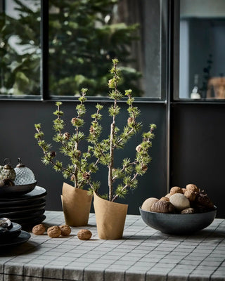 Kerstboom Stay groen 50cm van House Doctor, toegepast in een sfeervolle interieursetting