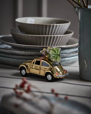 Kerstdecoratie auto goudkleurig met kerstboom van House Doctor, toegepast in een sfeervolle interieursetting