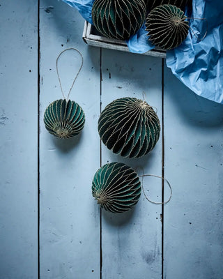 Kerstornamenten Alsta groen 8cm - 4 stuks van House Doctor, toegepast in een sfeervolle interieursetting