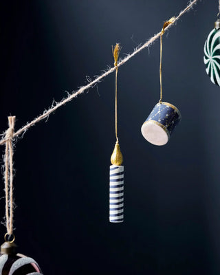 Kerstornamenten Candle 4cm - set van 3 van House Doctor, hangend aan een tak tegen een donkere achtergrond