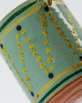 Kerstornamenten drum - set van 3 van House Doctor, van dichtbij als groen trommelornament met goudkleurige decoratie