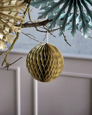 Kerstornamenten Orb goud 20cm - 3 stuks van House Doctor, toegepast in een sfeervolle interieursetting