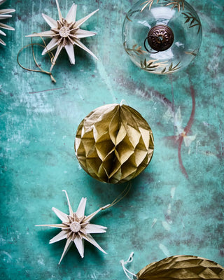 Kerstornamenten Orb goud papier 8cm - 3 stuks van House Doctor, toegepast in een sfeervolle interieursetting