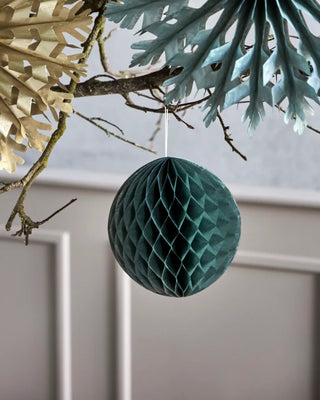 Kerstornamenten Orb groen 20cm - 3 stuks van House Doctor, toegepast in een sfeervolle interieursetting