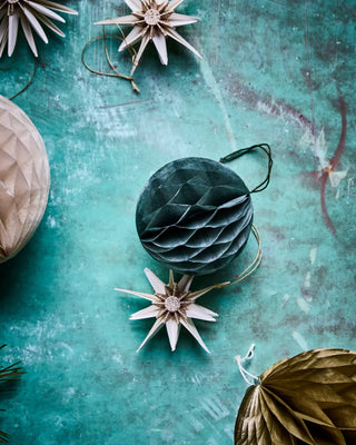 Kerstornamenten Orb groen papier 8 cm - 3 stuks van House Doctor, toegepast in een sfeervolle interieursetting