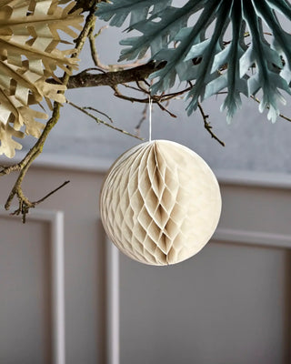 Kerstornamenten Orb ivoor 20cm - 3 stuks van House Doctor, toegepast in een sfeervolle interieursetting