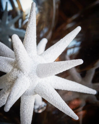Kerstster Spike wit glitter glas klein - 4 stuks van House Doctor, toegepast in een sfeervolle interieursetting