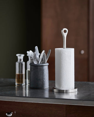 Keukenrolhouder Eden geborsteld zilver Ø14×36 cm van House Doctor, toegepast in een sfeervolle interieursetting