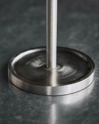 Keukenrolhouder Eden geborsteld zilver Ø14×36 cm van House Doctor, toegepast in een stijlvolle woonkamer
