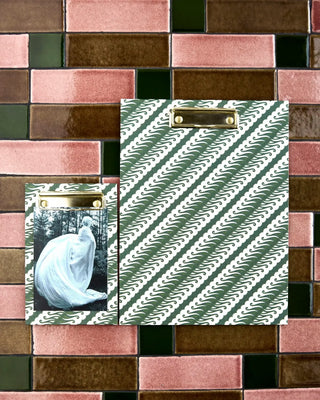 Klembord Clip groen - set van 2 van House Doctor, toegepast in een sfeervolle interieursetting