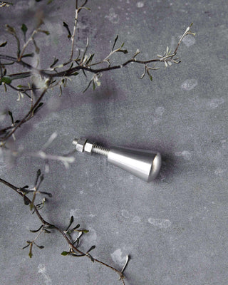 Knop zilver messing set van 2 van House Doctor, toegepast in een sfeervolle interieursetting