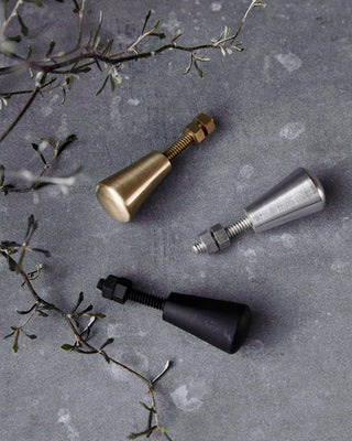 Knop zilver messing set van 2 van House Doctor, toegepast in een stijlvolle woonkamer