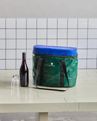 Koeltas Picnic donkergroen blauw van House Doctor, toegepast in een sfeervolle interieursetting