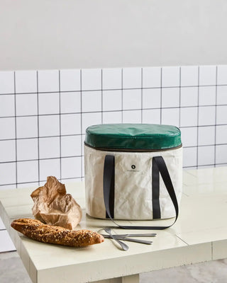 Koeltas Picnic zand donkergroen van House Doctor, toegepast in een stijlvolle woonkamer