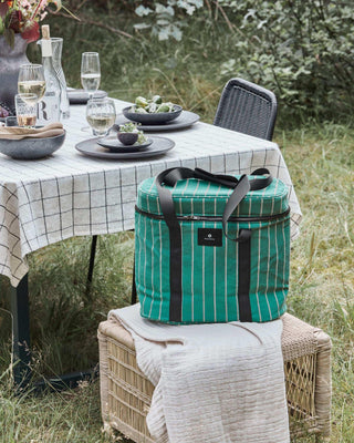 Koeltas Satt groen 38cm van House Doctor, toegepast in een sfeervolle interieursetting