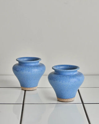 Kolo vaas blauw - 2 stuks van House Doctor, toegepast in een sfeervolle interieursetting
