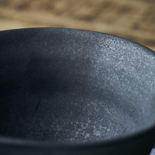 Detail van de gespikkelde keramische afwerking van Kom Pion zwart 14,5cm