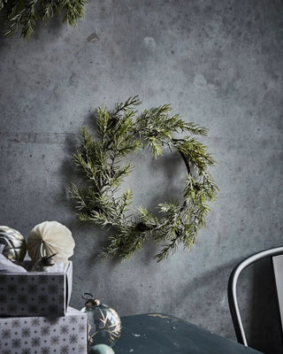 Krans Frost groen 35cm van House Doctor, toegepast in een sfeervolle interieursetting