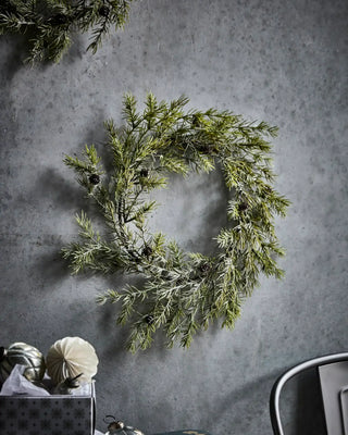 Krans Frost groen 45cm van House Doctor, toegepast in een sfeervolle interieursetting