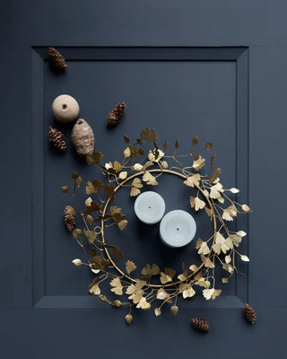 Krans Twigs messing 25cm van House Doctor, toegepast in een stijlvolle woonkamer
