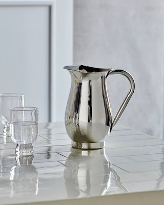 Kruik Jug Zilveren afwerking - 2 liter van House Doctor, toegepast in een sfeervolle interieursetting