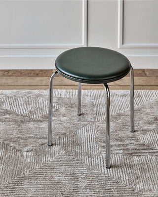 Kruk Comma Donkergroen 45cm van House Doctor, toegepast in een sfeervolle interieursetting