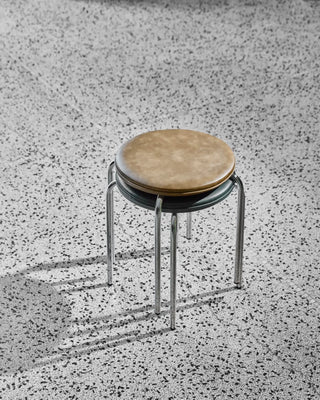 Kruk Comma Kaki 37cm van House Doctor, van dichtbij met materiaal en textuur zichtbaar