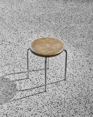 Kruk Comma Kaki 37cm van House Doctor, toegepast in een sfeervolle interieursetting