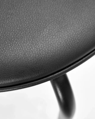 Kruk Pova zwart 45cm van House Doctor, van dichtbij met materiaal en afwerking zichtbaar
