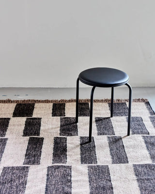 Kruk Pova zwart 45cm van House Doctor, toegepast in een sfeervolle interieursetting