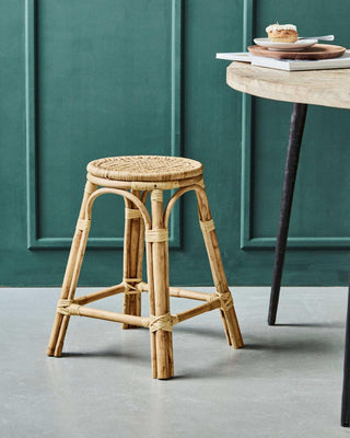 Kruk Trenza naturel 50cm van House Doctor, toegepast in een sfeervolle interieursetting