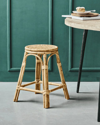 Kruk Trenza naturel 50cm van House Doctor, toegepast in een sfeervolle interieursetting, vanuit een tweede beeldhoek