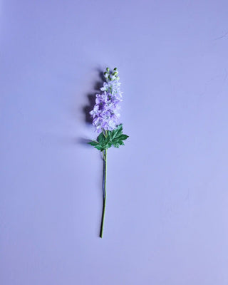 Kunstbloem Delphinium paars van House Doctor, toegepast in een sfeervolle interieursetting