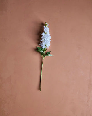Kunstbloem Delphinium wit van House Doctor, toegepast in een sfeervolle interieursetting