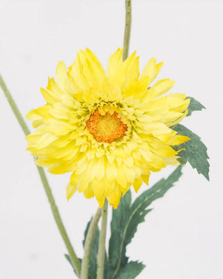 Kunstbloem Gerbera geel van House Doctor, schuin bekeken met vorm en afwerking zichtbaar