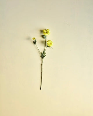 Kunstbloem Gerbera geel van House Doctor, toegepast in een sfeervolle interieursetting