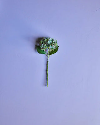 Kunstbloem Hydrangea groen van House Doctor, toegepast in een sfeervolle interieursetting