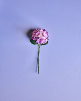 Kunstbloem Hydrangea rood van House Doctor, toegepast in een sfeervolle interieursetting