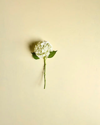 kunstbloem Hydrangea wit van House Doctor, toegepast in een sfeervolle interieursetting