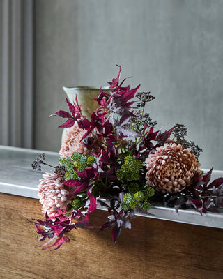 Kunstboeket Autumn multi 40×70 cm van House Doctor, toegepast in een stijlvolle woonkamer