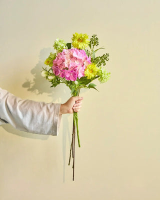 Kunstboeket Garden Pop 38cm van House Doctor, toegepast in een sfeervolle interieursetting