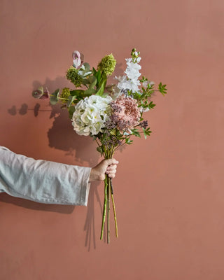 Kunstboeket Wild creme 38cm van House Doctor, toegepast in een sfeervolle interieursetting