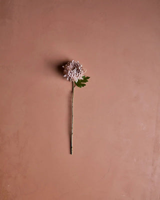 Kunstchrysant rood van House Doctor, toegepast in een sfeervolle interieursetting