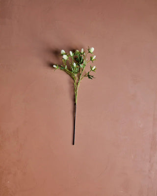 Kunsttak eryngium wit van House Doctor, toegepast in een sfeervolle interieursetting