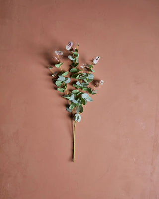 Kunsttak Leaves eucalyptus van House Doctor, toegepast in een sfeervolle interieursetting